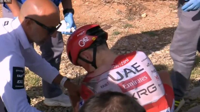 Pogacar abandona la Vuelta a España tras sufrir una dura caída en la etapa 8