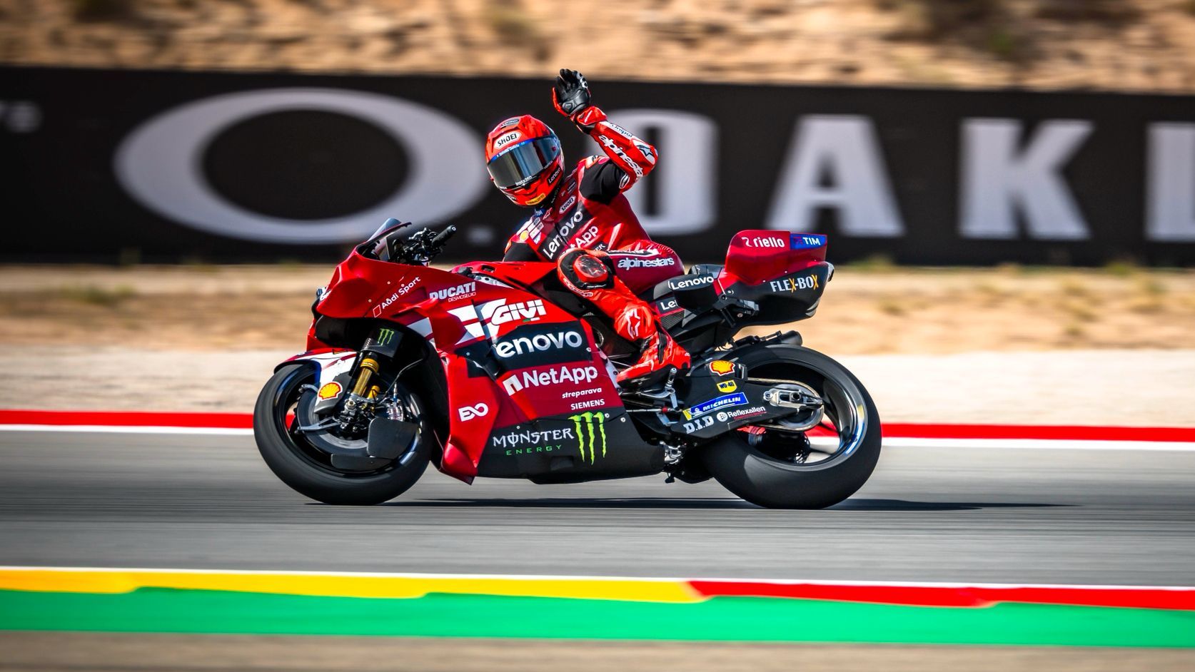 Una salida vertiginosa impulsa la victoria al sprint de Marc Márquez en MotorLand Aragón
