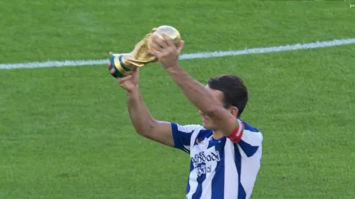 Ovación mayoritaria de Anoeta a Mikel Oyarzabal como campeón del Mundo