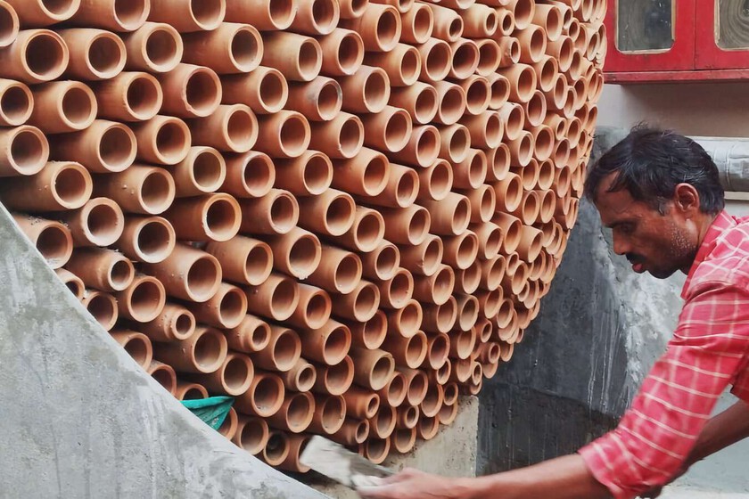 El 'ladrillo' que enfría edificios hasta 15 grados sin aire acondicionado: la tecnología india que recupera el truco del botijo