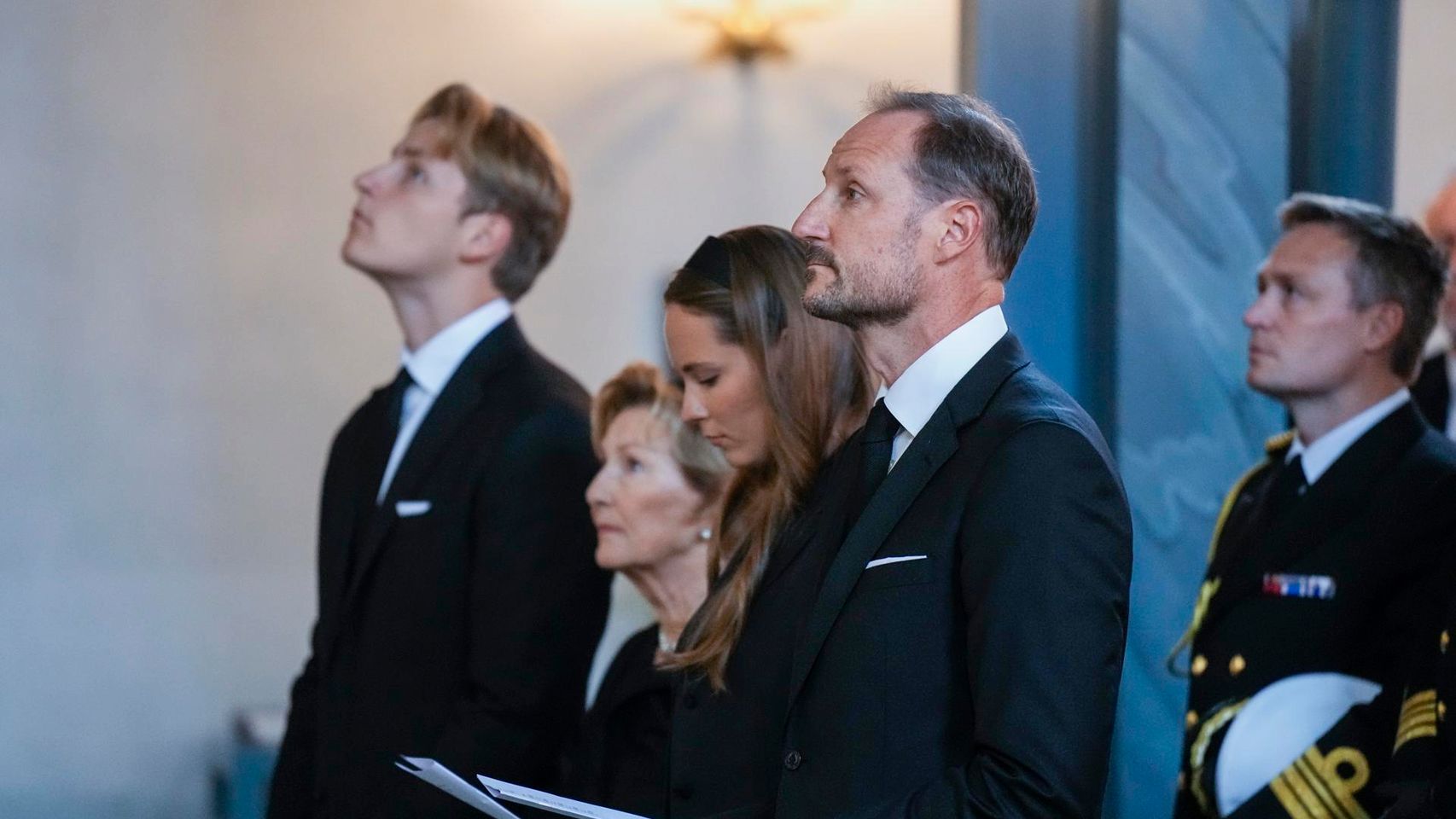 Haakon VIII, arropado por sus hijos Ingrid y Sverre en la misa familiar de Harald: sin Mette-Marit y pendiente de su madre