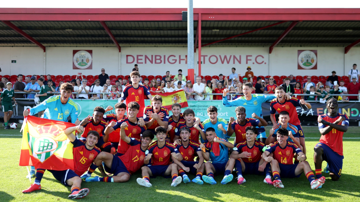El Real Madrid homenajea a sus campeones de Europa sub 19