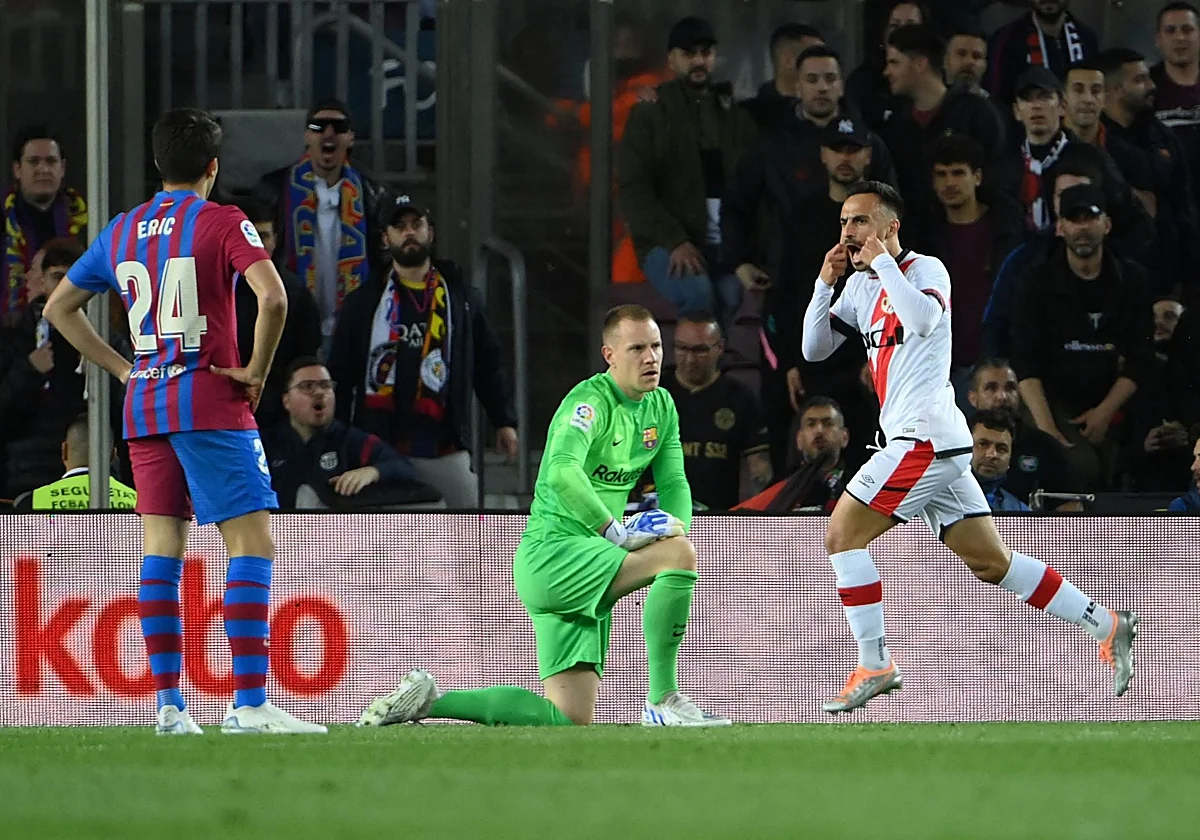 Álvaro García y Bolo marcan el camino al Rayo en el Camp Nou