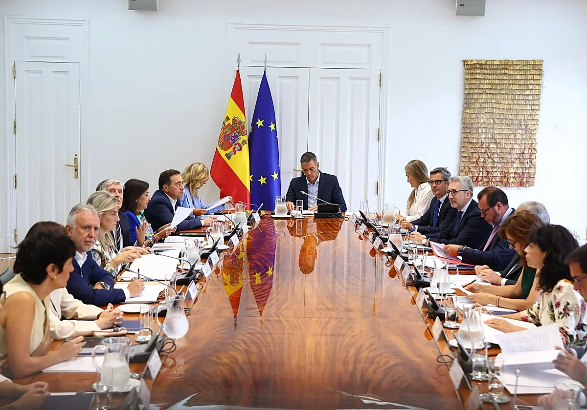 El Gobierno recurre a la baza económica para aplacar el desgaste en Ceuta tras la avalancha de críticas por su parálisis