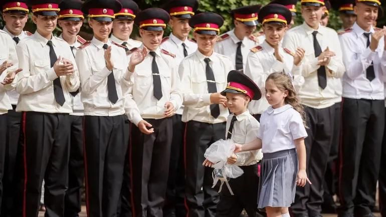Montar un rifle o cortar una hemorragia: Ucrania arranca el curso con 'extraescolares' de formación militar