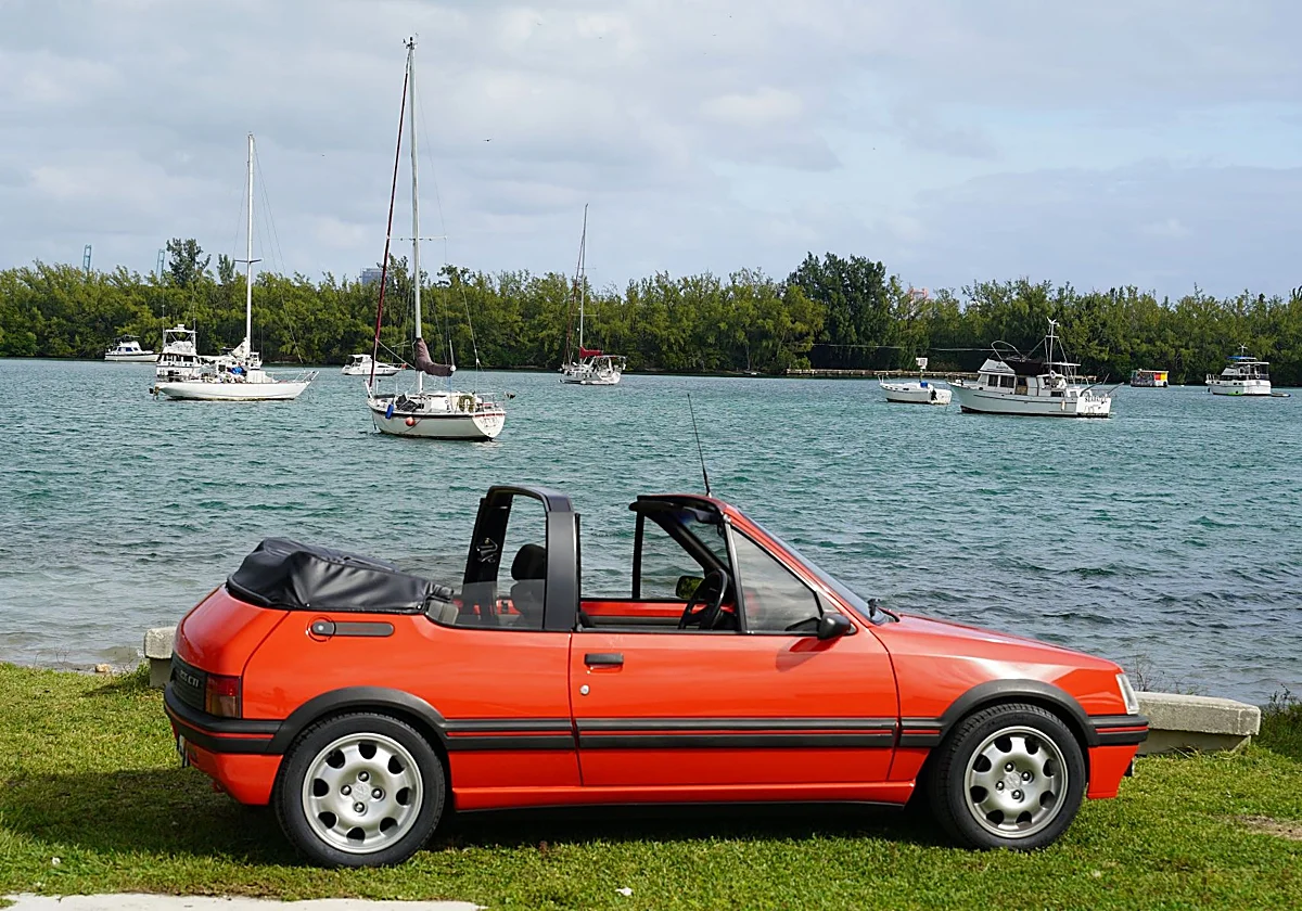 Verano de 1986, el toples del Peugeot 205