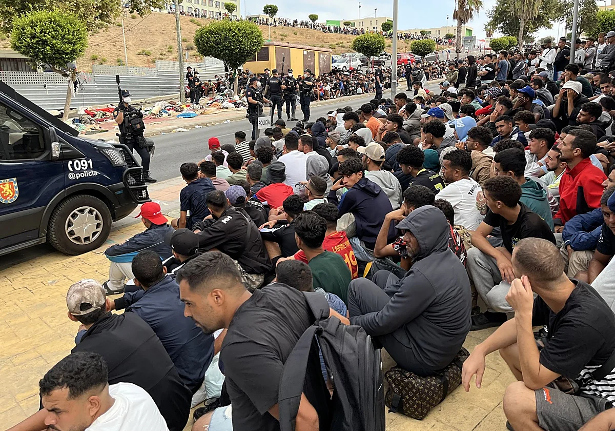 Cargas policiales en Ceuta para contener el motín a la entrada del campamento de Loma Colmenar