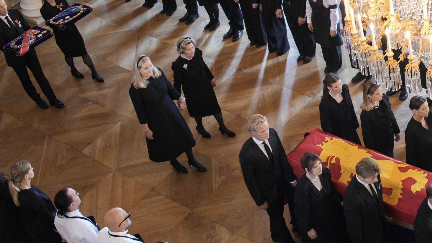 Mette-Marit debuta como reina: de luto y caminando tras el féretro de Harald V de la mano de Sonia de Noruega