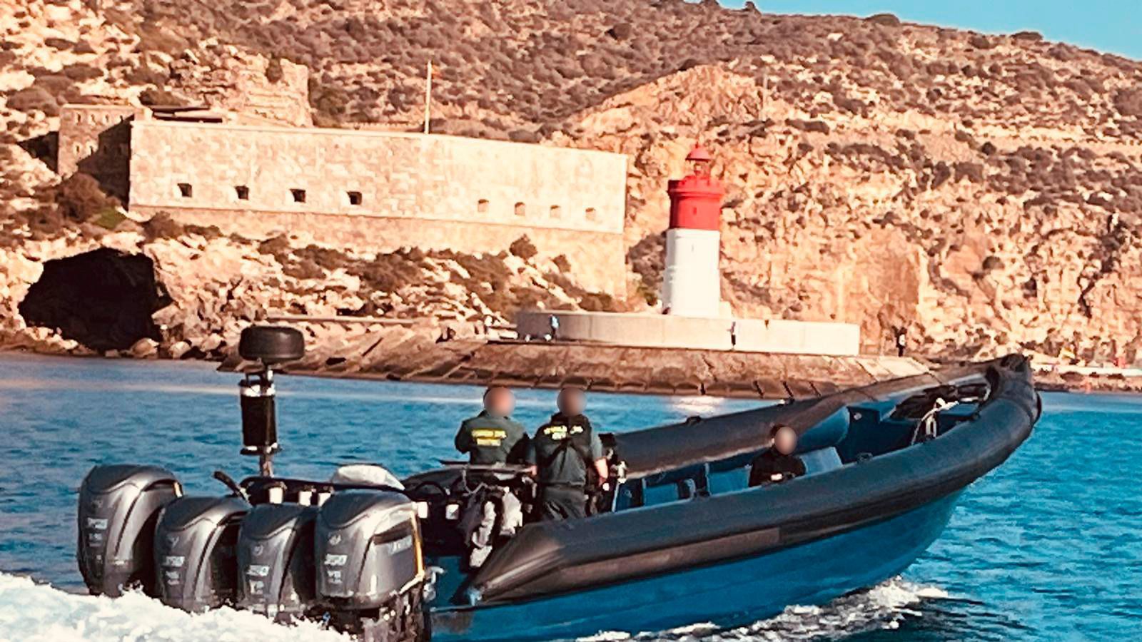 La Guardia Civil detiene a dos pateristas e intercepta su narcolancha donde trasladaron a 59 argelinos a Cartagena
