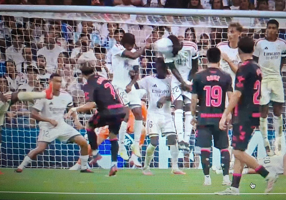 «Es Rudiger el que cabecea hacia Diomande», la corrección del VAR para quitar un penalti a favor del Málaga