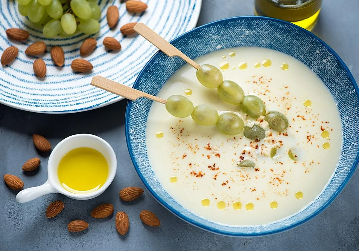 La Fiesta del Ajoblanco de Almáchar repartirá gratis 4.000 litros de esta sopa fría el 5 de septiembre