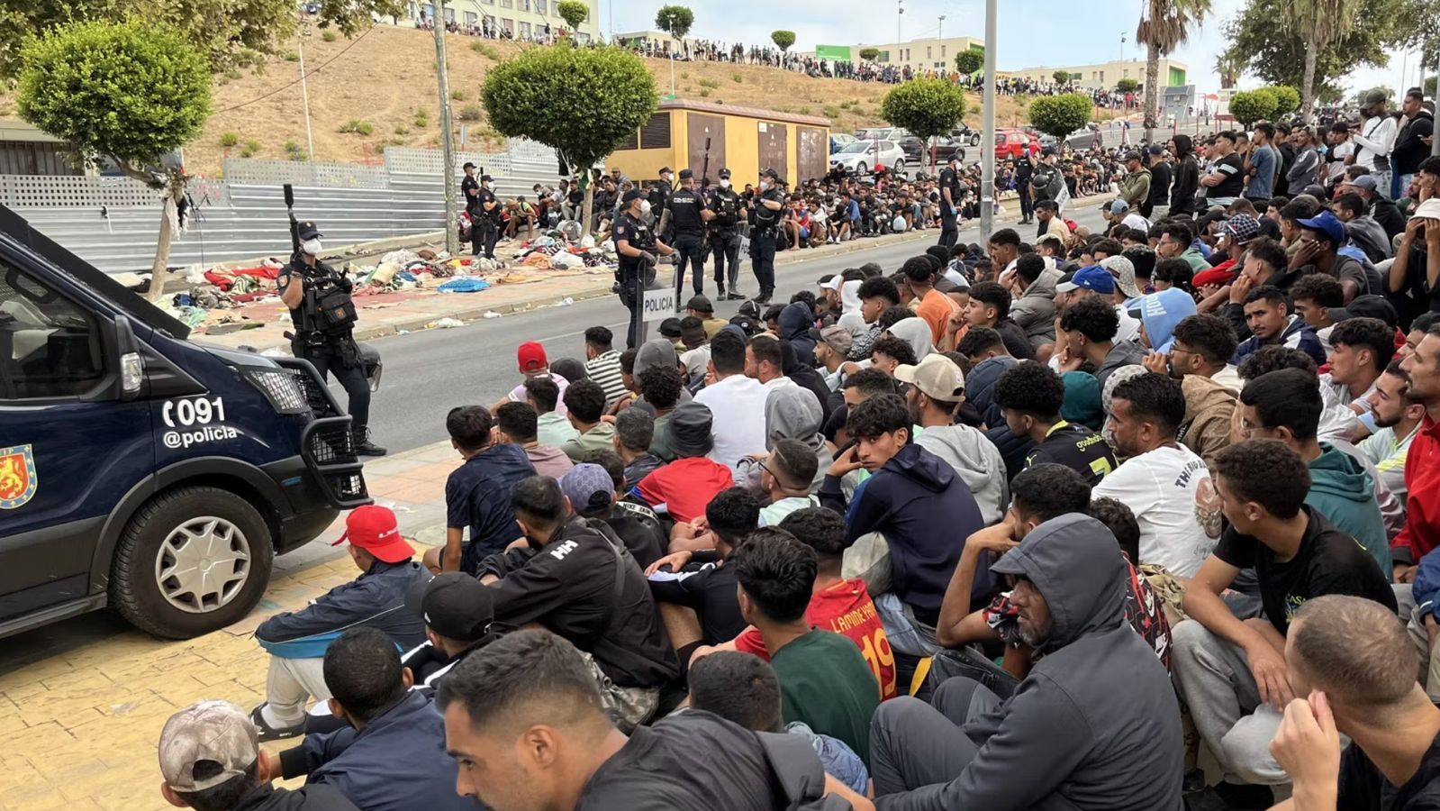 La reaparición de Sánchez acrecienta el temor en Ceuta a que gran parte de los invasores se queden indefinidamente