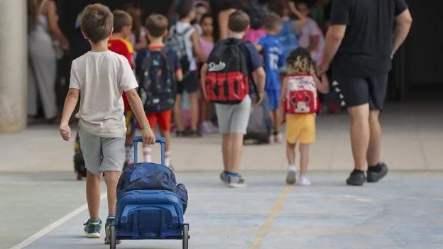 Los españoles pagarán 2.484 euros de media por cada hijo el curso que comienza, un 4% más que el año académico anterior