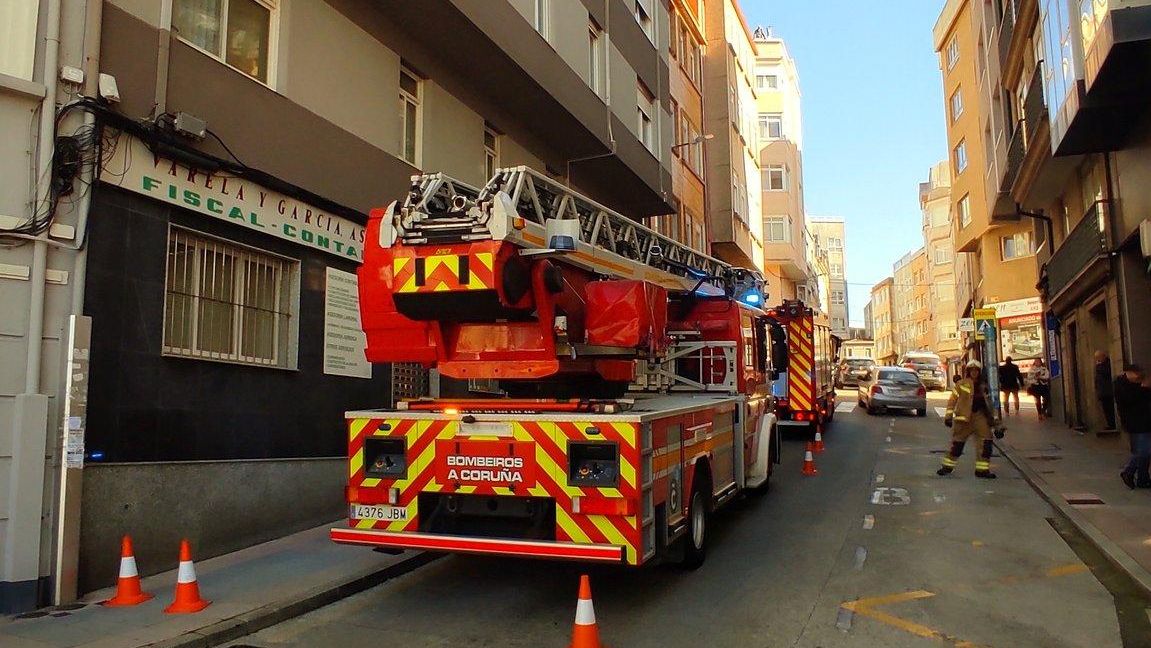 Tres personas trasladadas al CHUAC tras un incendio de madrugada en Monte Alto, en A Coruña