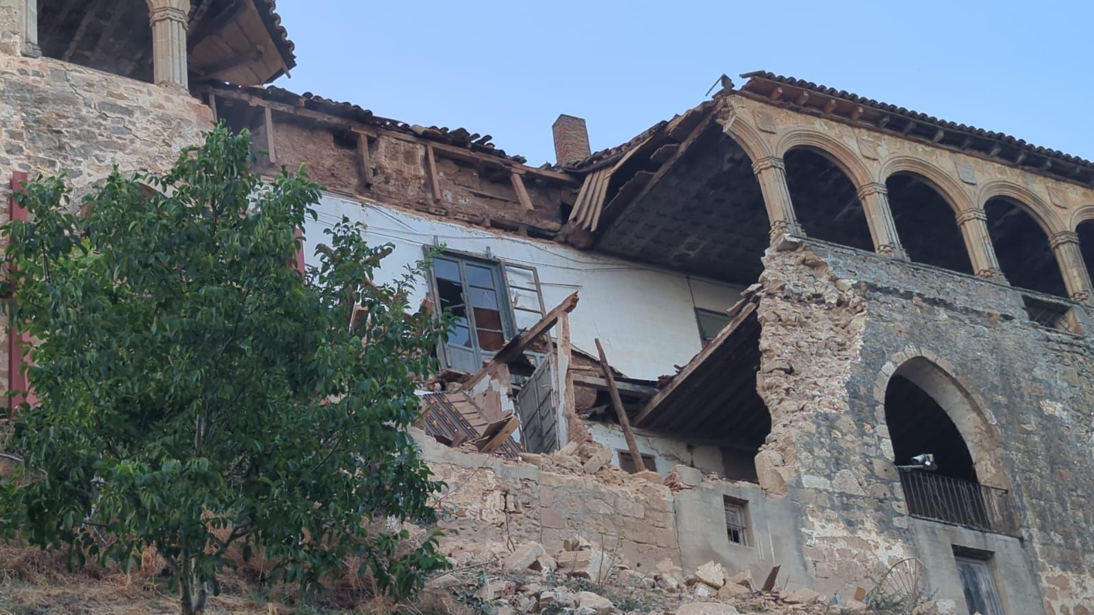 Colapsan dos pisos y la mitad de la galería gótica del Palacio de los Hurtados de Mendoza de Almazán, declarado BIC
