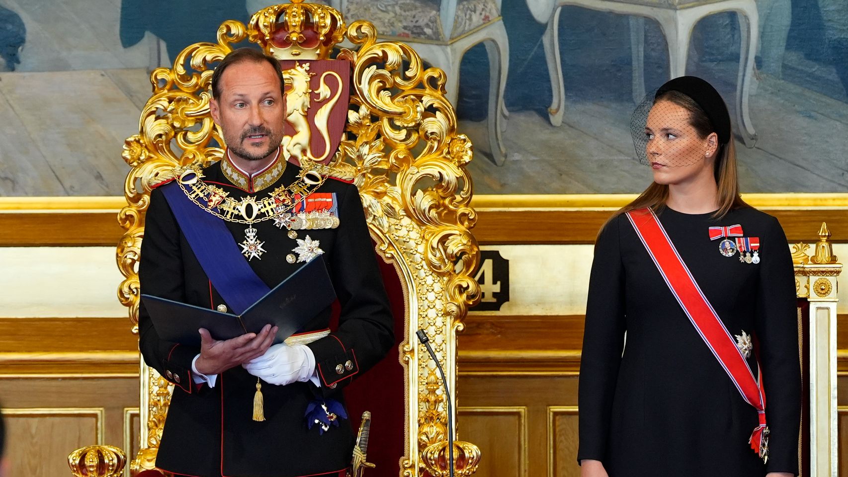 Haakon VIII jura en soledad la Constitución ante la ausencia de la reina Mette-Marit: Ingrid ocupa la silla vacía de su madre