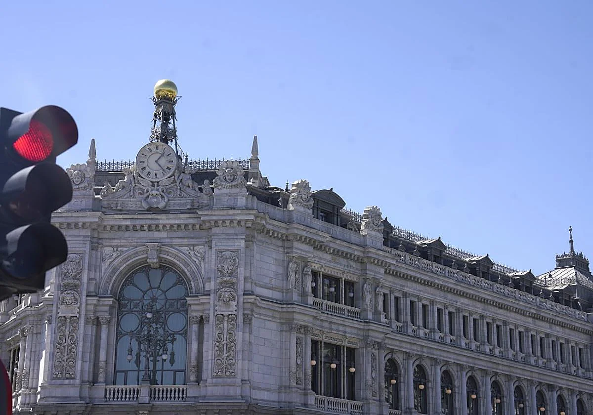 Multa de 3 millones a cuatro agencias por repartirse los viajes del Banco de España y la Complutense