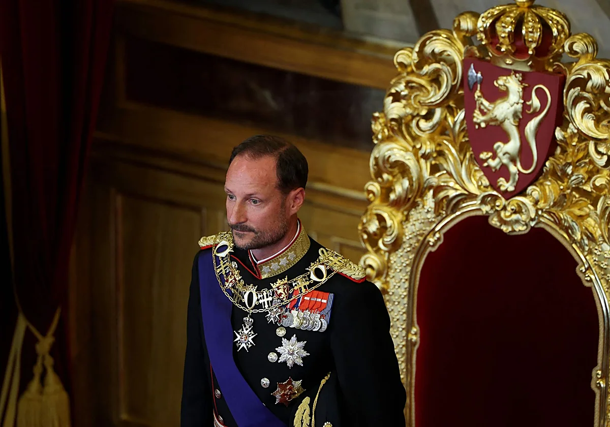 Haakon VIII jura la Constitución noruega sin la reina Mette-Marit a su lado