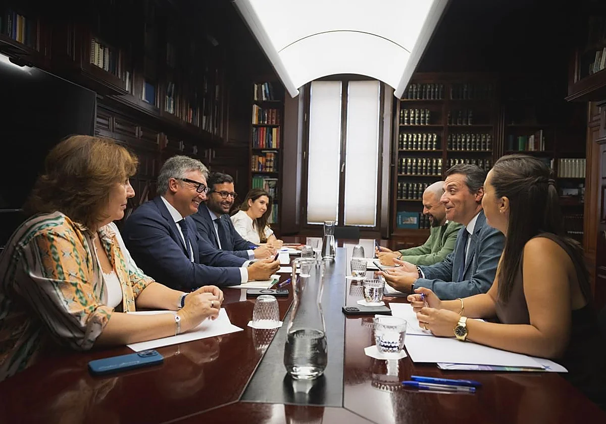 Gavira intenta desplegar en los municipios los compromisos del acuerdo de Gobierno