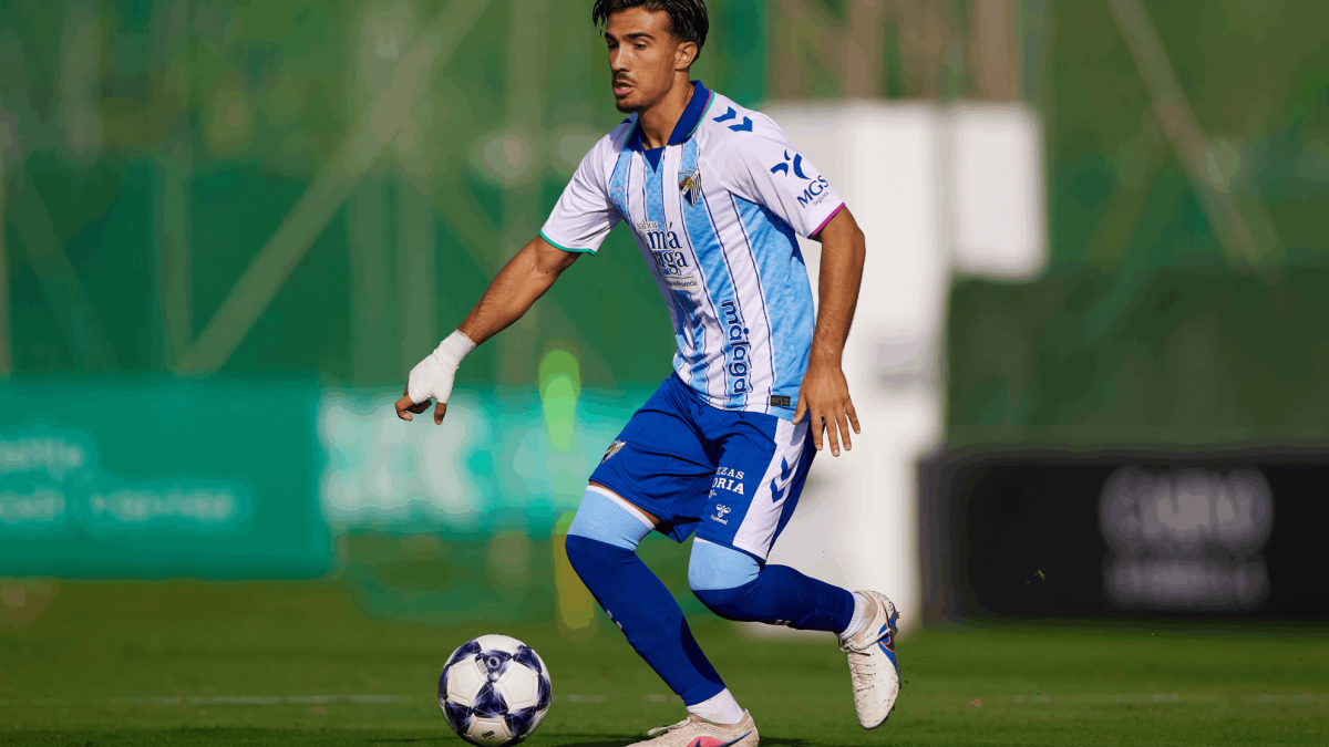 El Málaga libera una ficha y cede a Arriaza al Estepona