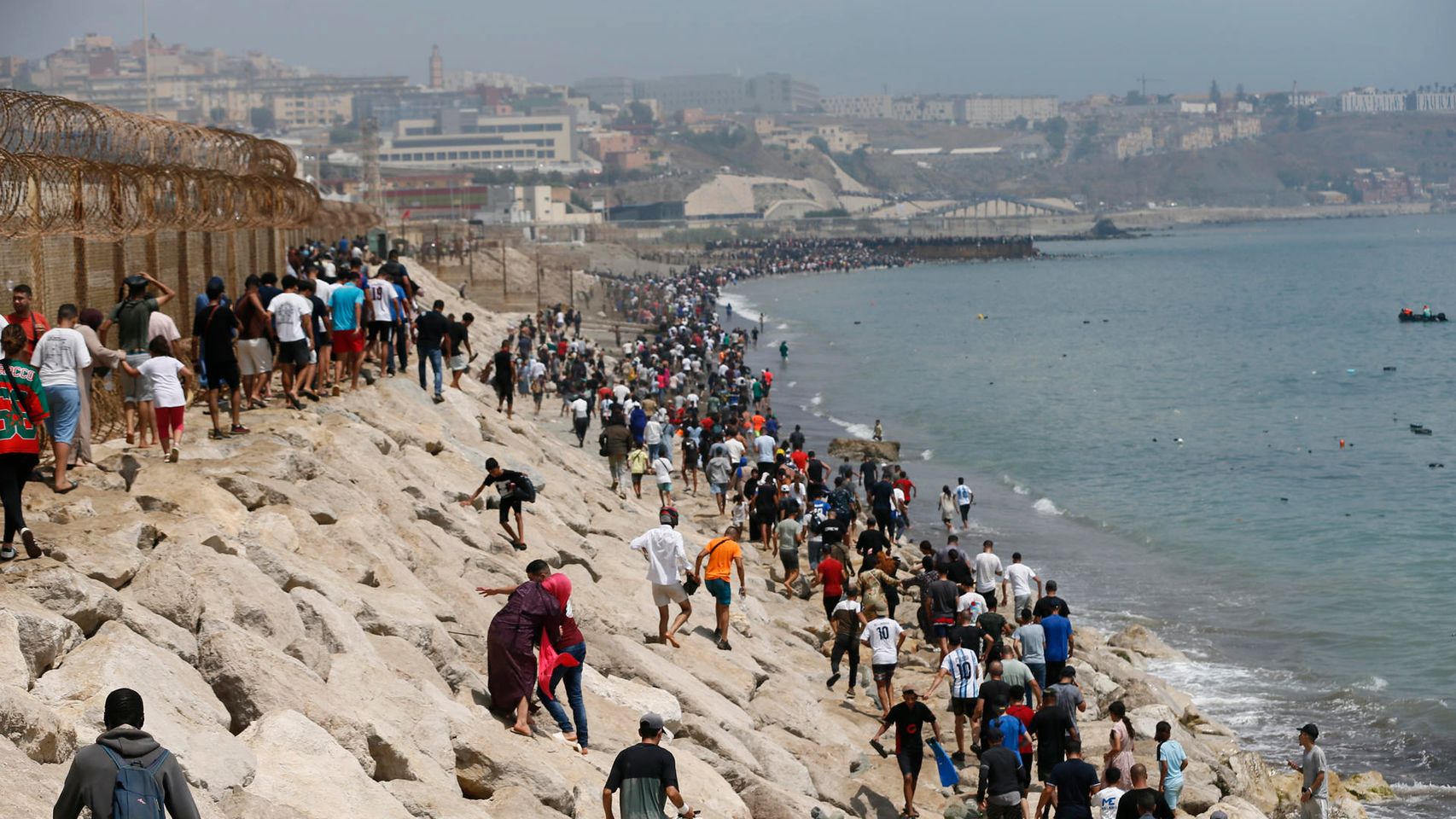 La Policía informa a la juez que la invasión de Ceuta fue guiada por gendarmes marroquíes a las órdenes de agentes de paisano con un fin distinto al migratorio