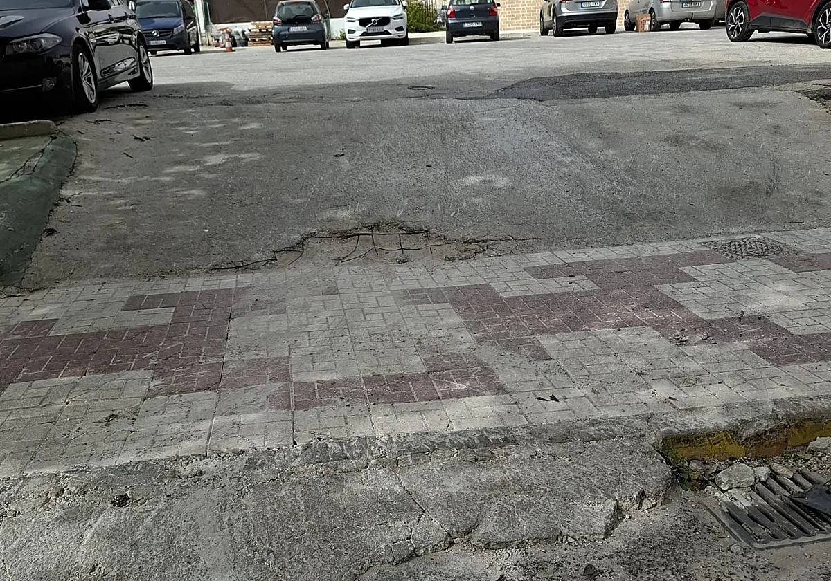Solicitan el arreglo del aparcamiento del centro de salud de La Carihuela en Torremolinos