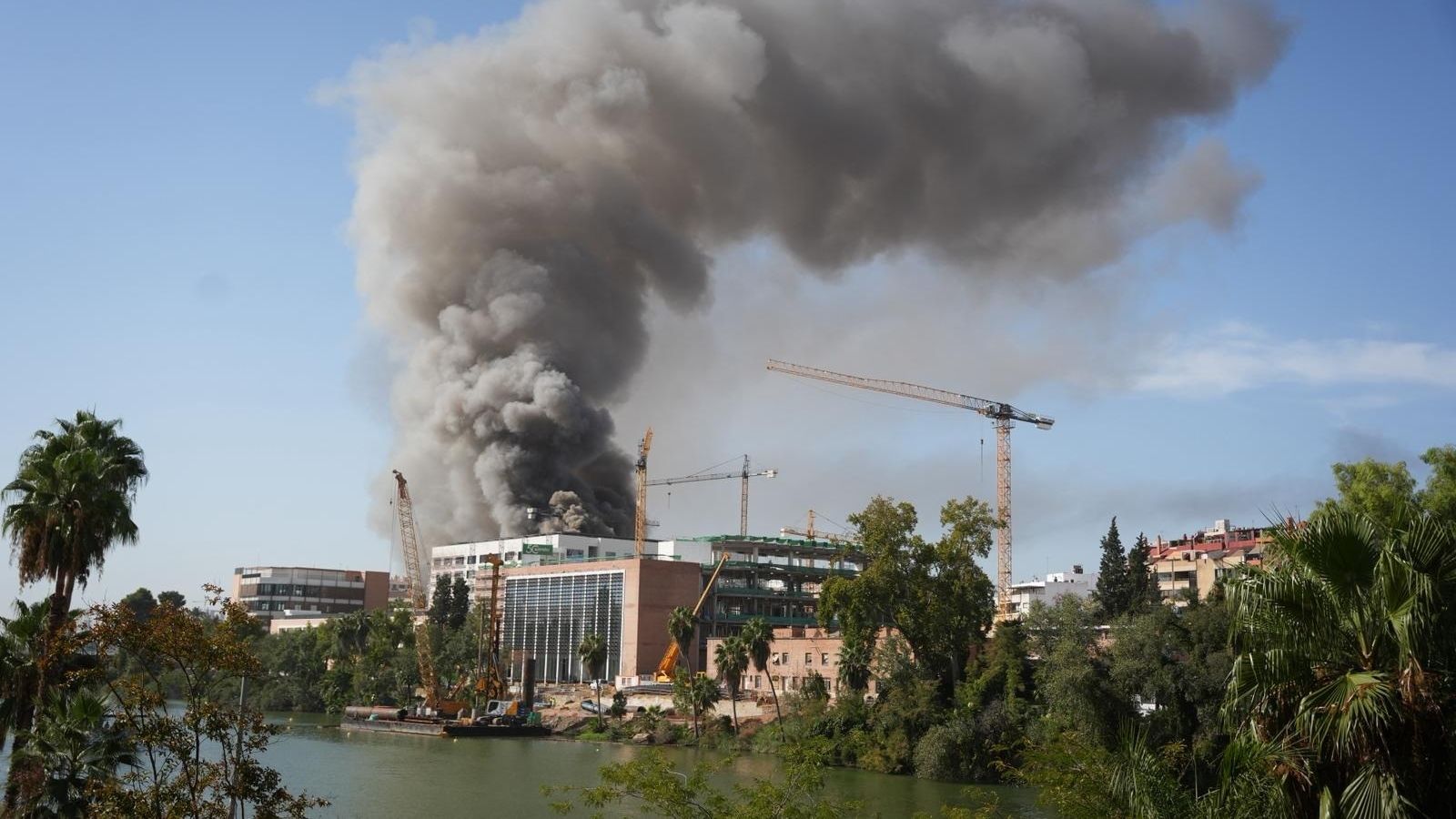 Un incendio en las obras de la antigua fábrica de Altadis obliga a rescatar a tres trabajadores en Sevilla