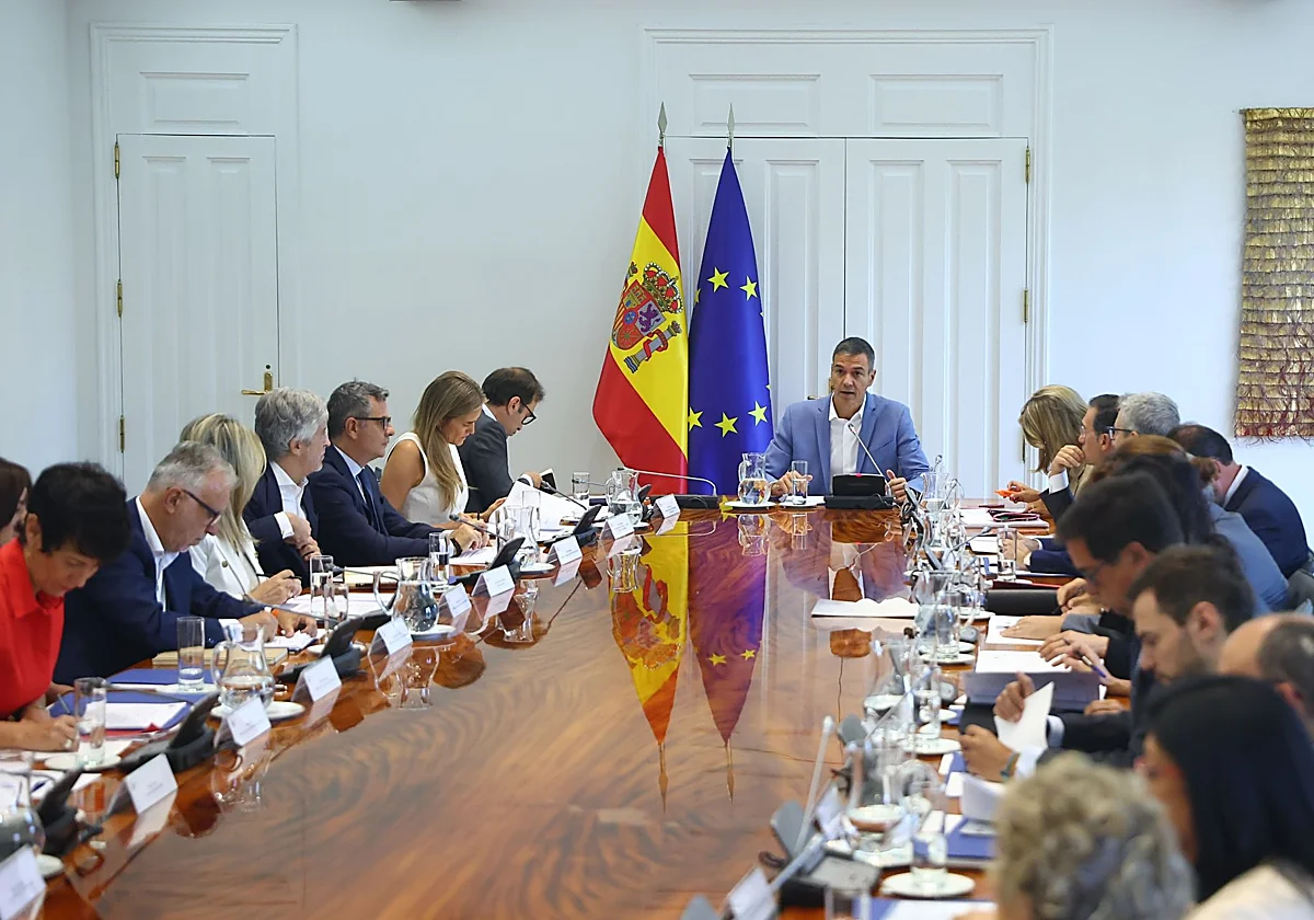 Sánchez convocará a la patronal y a los sindicatos para firmar un «nuevo contrato social en el ámbito de la IA»