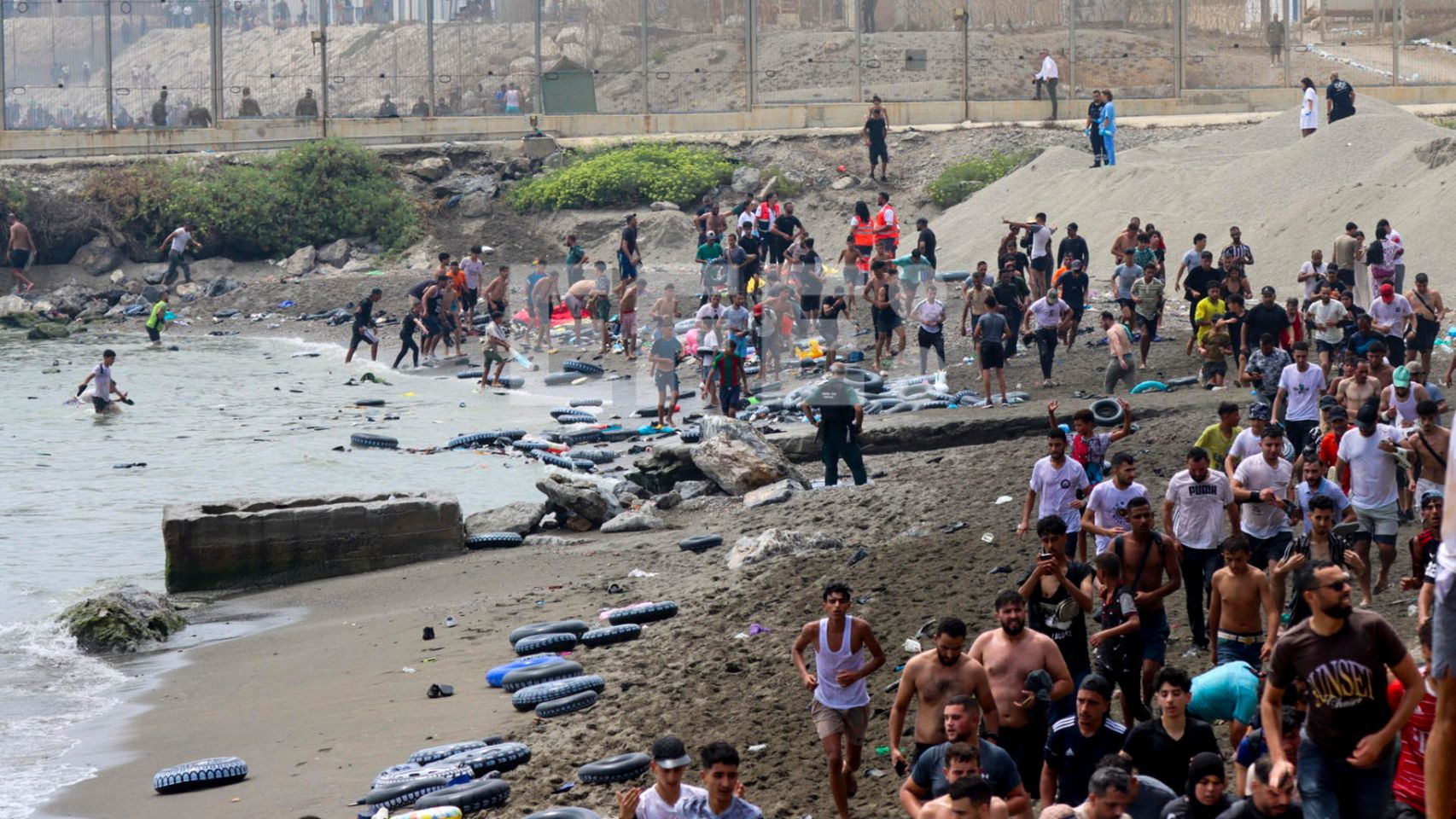Extranjería desvela la 'guerra híbrida' de Marruecos en Ceuta: utilizó a los primeros migrantes como 'misiles humanos'