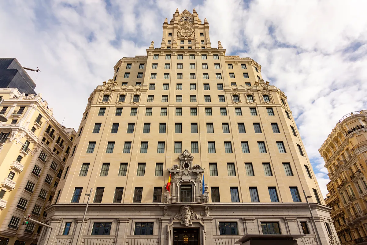 Telefónica cierra la venta de la sede de Gran Vía al empresario Tomás Olivo