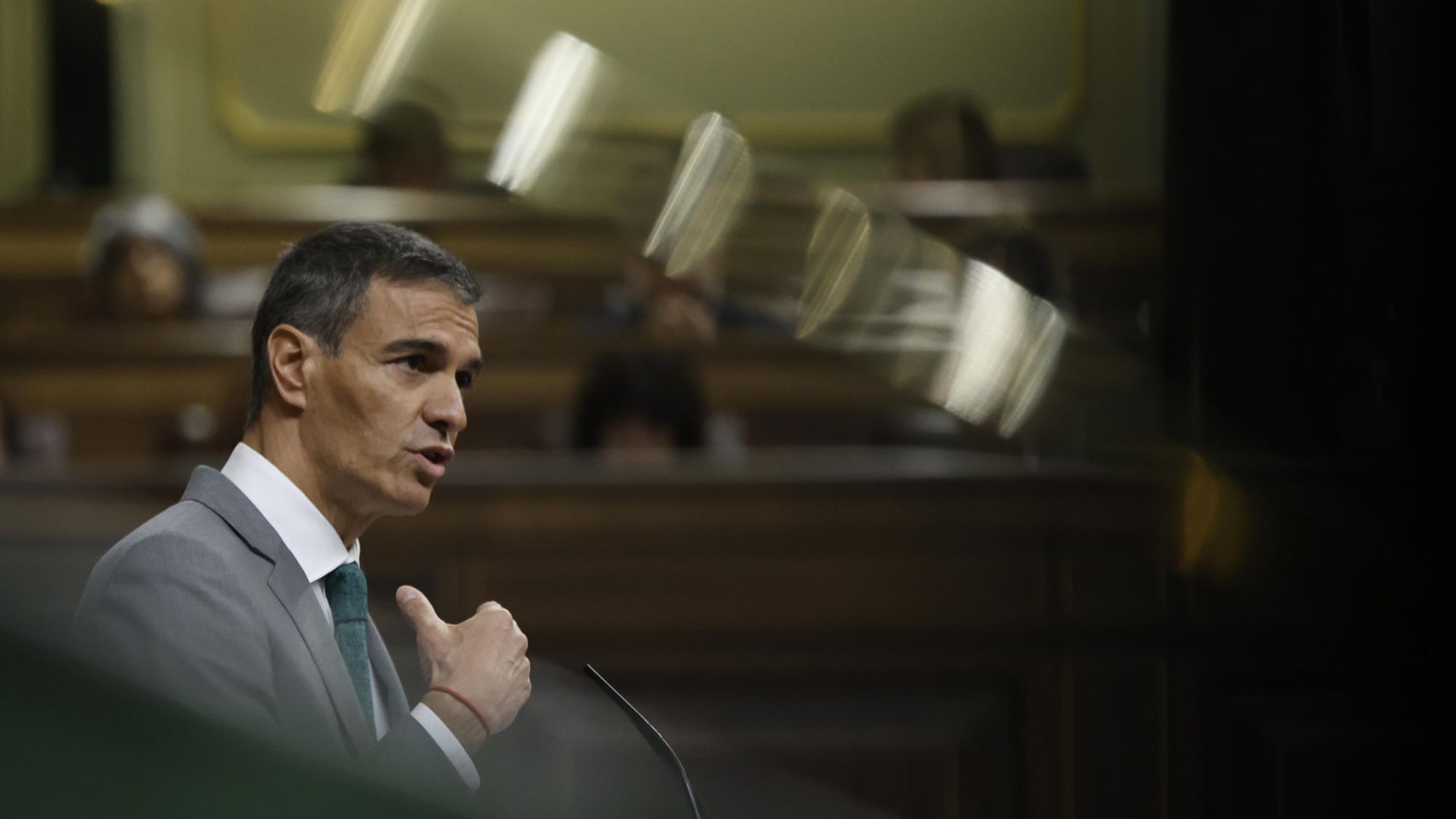 El móvil bocabajo de Sánchez y la sombra de Mohamed VI: ahí está el misterio de España