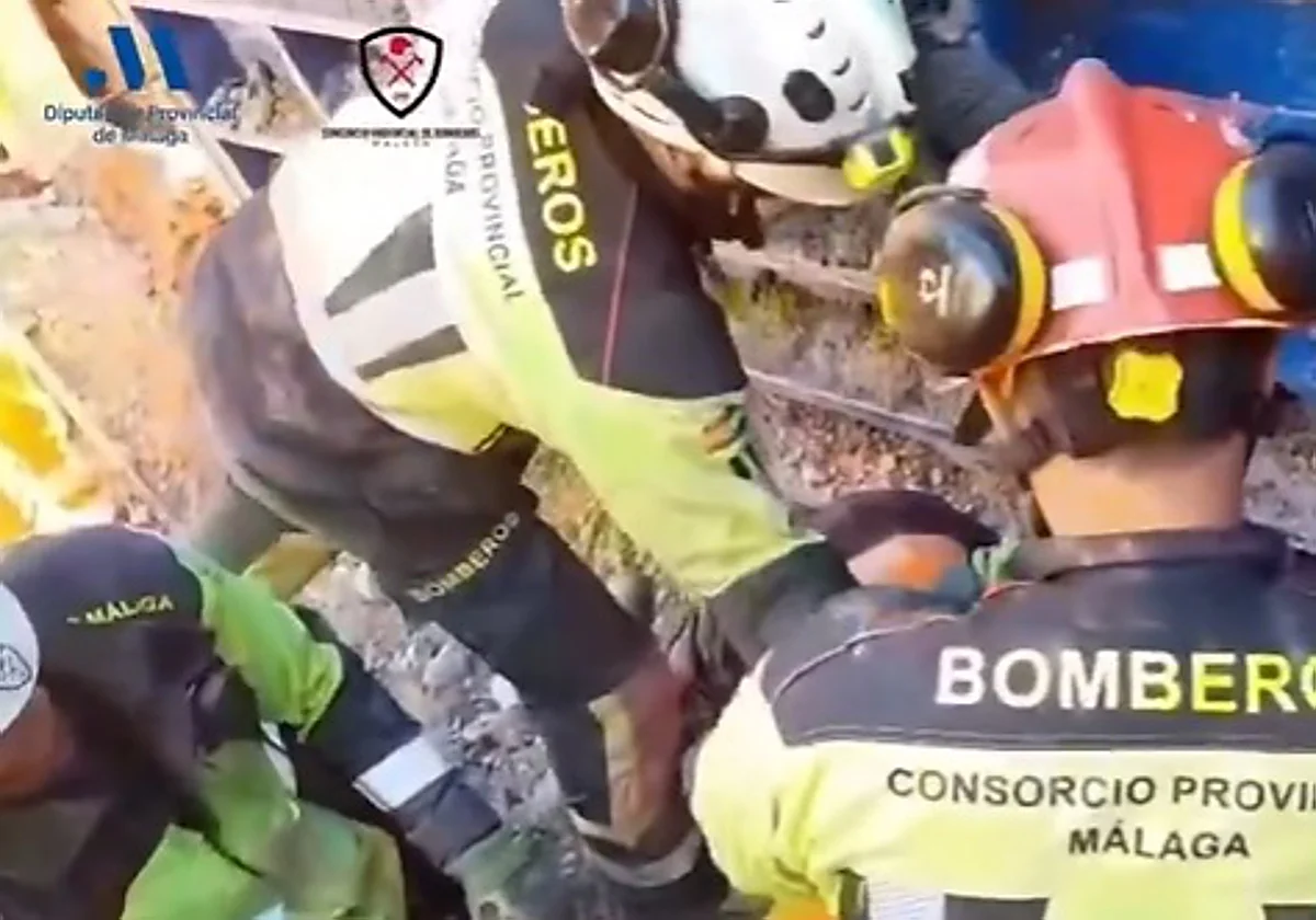 Rescatado un operario sepultado bajo tres metros de tierra en una obra de Vélez-Málaga