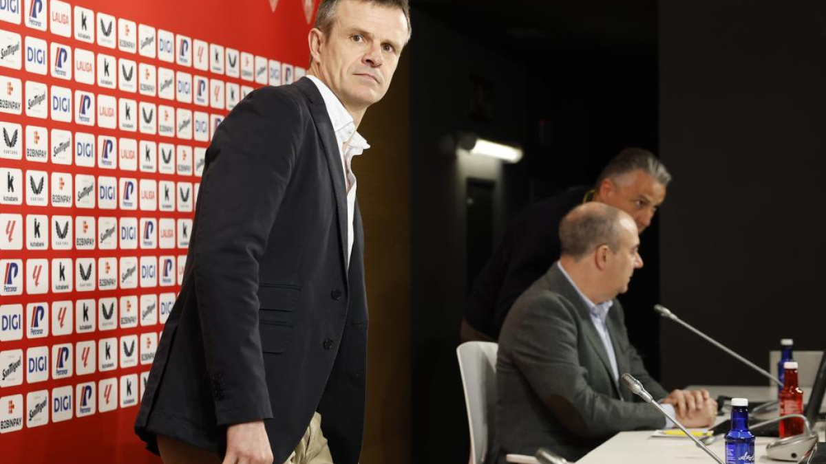 Uriarte esquiva a los capitanes, se muestra firme con los exjugadores y ofrece el palco a los expresidentes