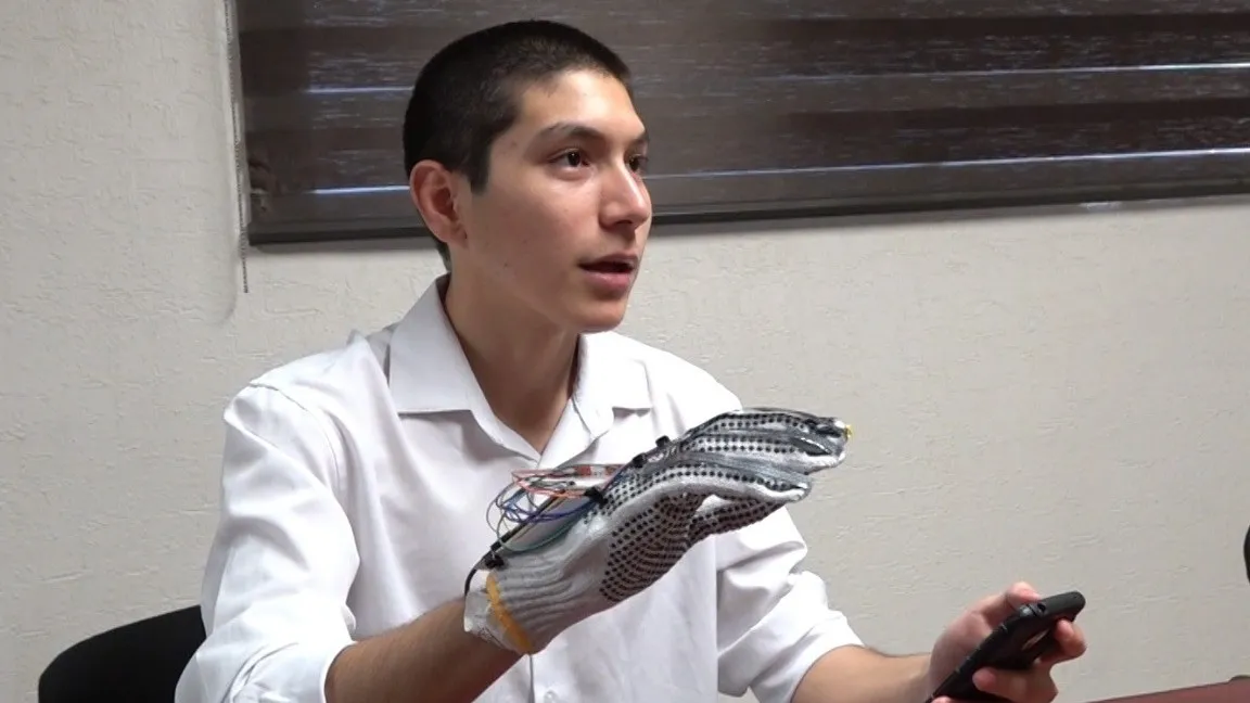Estudiantes mexicanos diseñan guantes inteligentes que pueden traducir lengua de señas
