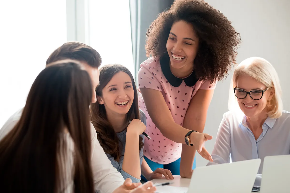 Las mujeres hacen amigos de forma diferente a los hombres en el trabajo