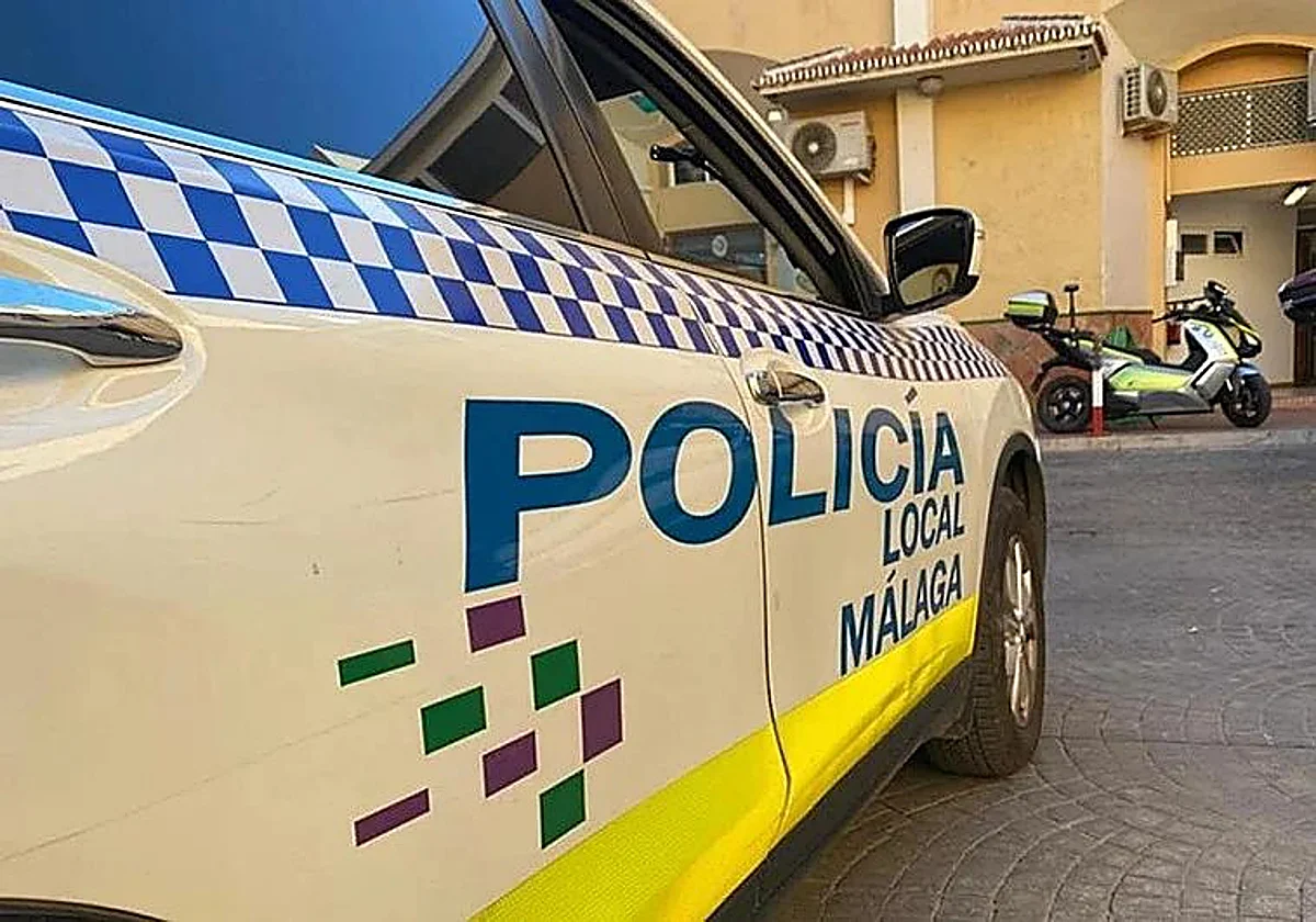 Aprovecha una detención por violencia de género para robar material del coche patrulla