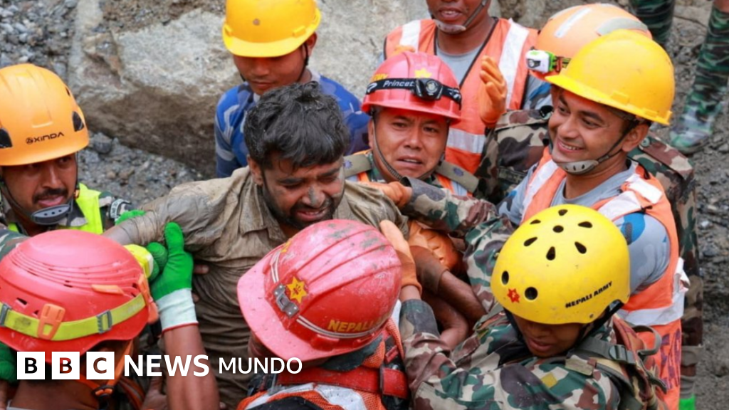 El increíble rescate de dos trabajadores tras 9 días atrapados en un túnel por la avalancha en la frontera entre Nepal y Tíbet