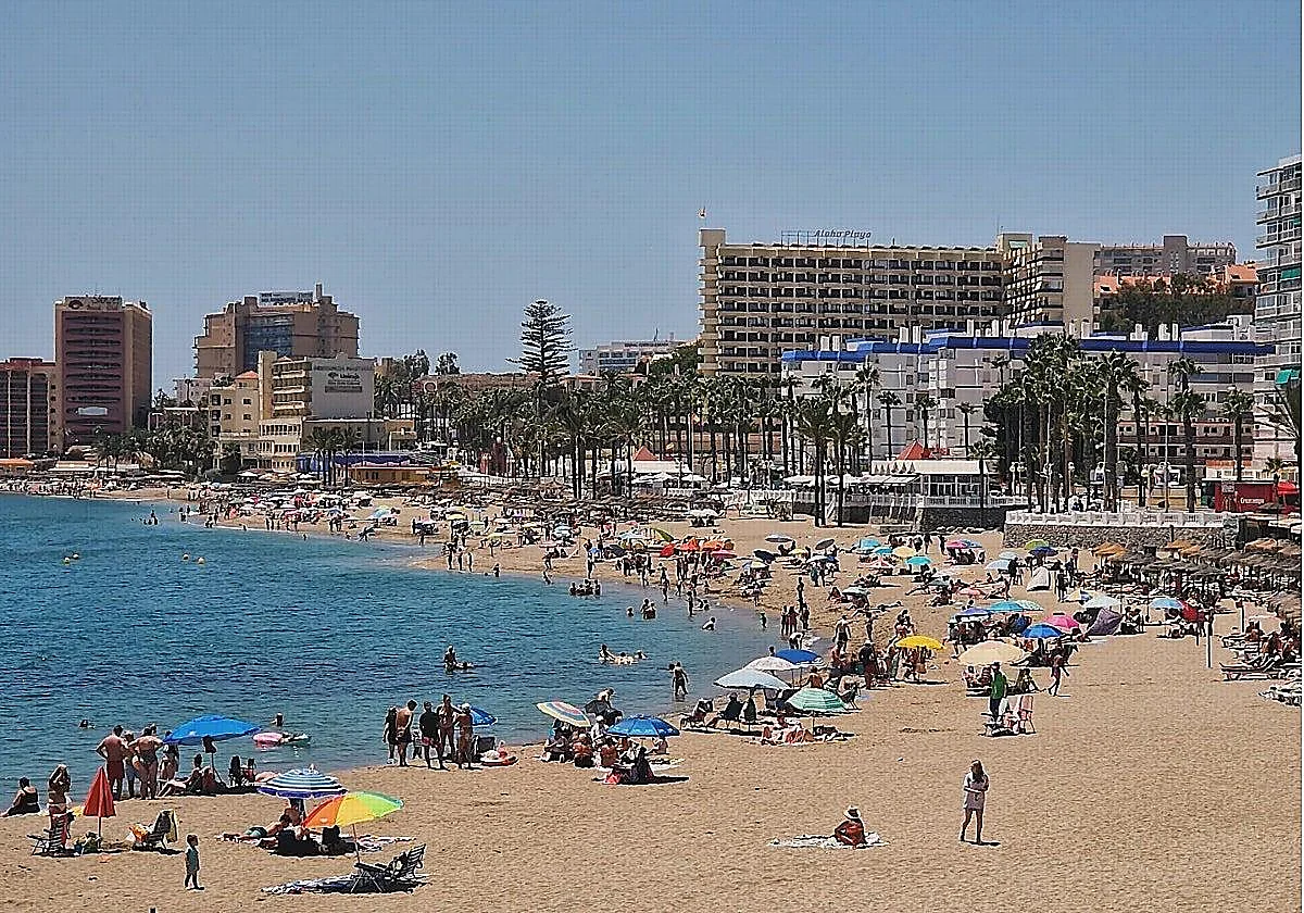 Fallece un bañista de unos 80 años en una playa de Benalmádena
