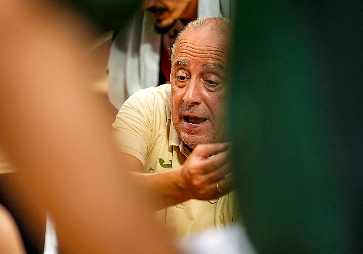 Txus Vidorreta: «Falta un jugador, pero queremos al mejor posible y no hay prisa»