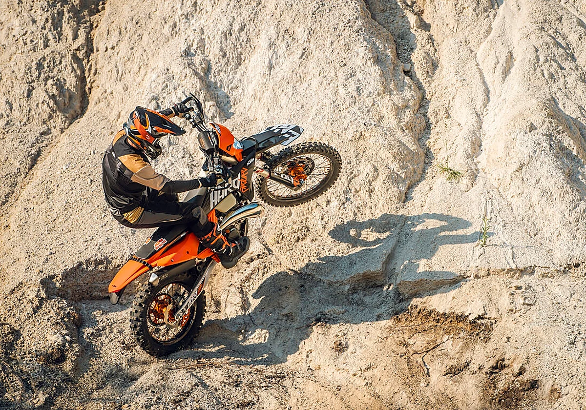 KTM 300 EXC Hardenduro 2027: La más extrema de la gama enduro