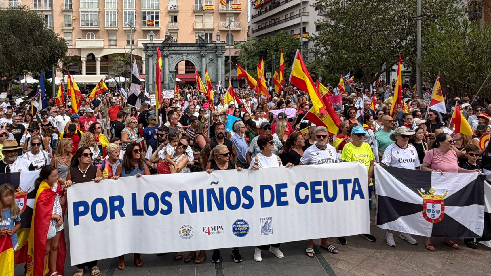 Centenares de ceutíes vuelven a concentrarse frente a la Delegación del Gobierno al grito de "invasores, expulsión"