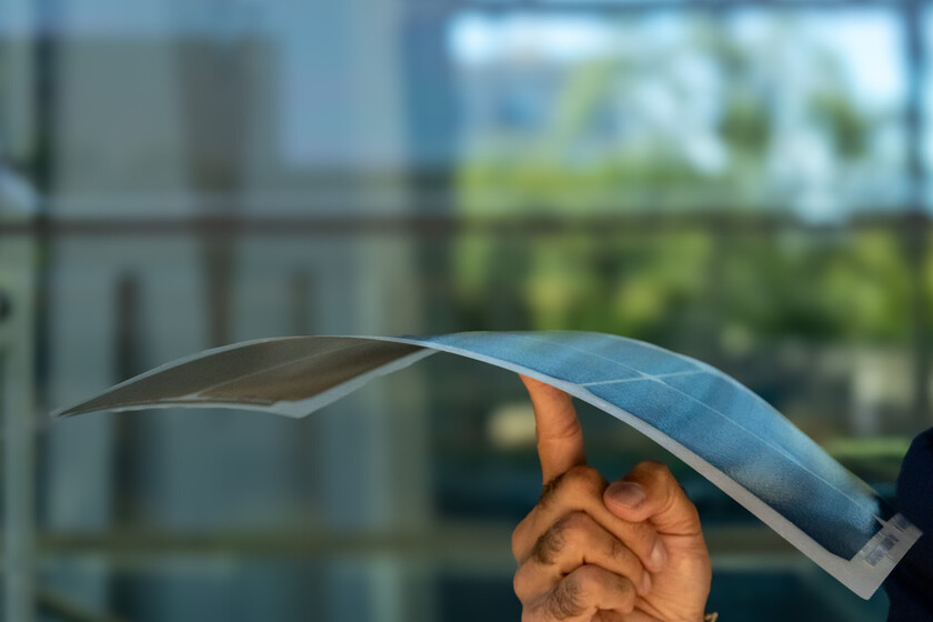 Más finos que una moneda y capaces de pegarse a cualquier superficie: así ha avanzado la industria de los paneles solares flexibles