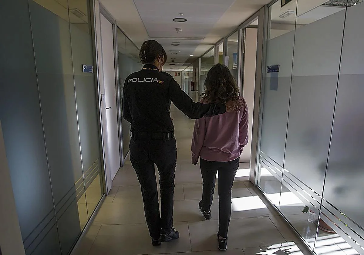 Viaja desde Estados Unidos a Granada para ver a una novia a la que conoció en las redes y la maltrata