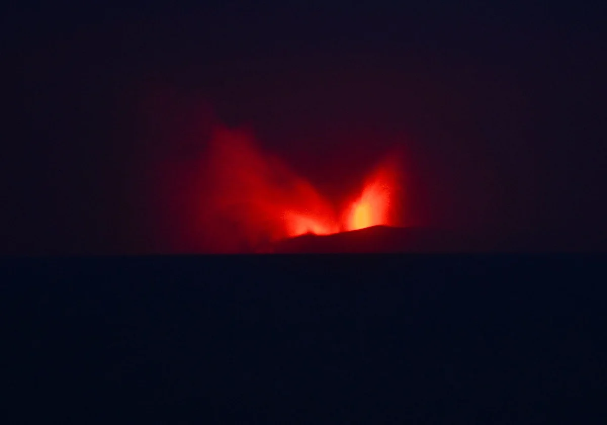 La erupción de un volcán en Indonesia cierra ocho aeropuertos y deja varados a 150.000 viajeros