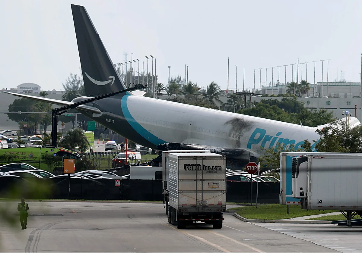 Un avión de Amazon se sale de la pista en Miami y acaba entre llamas