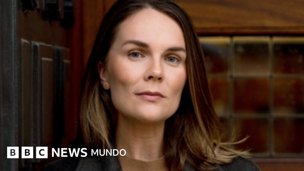"Las influencers que fingen sumisión a sus maridos manejan imperios multimillonarios", la autora de la novela que analiza a las "tradwives" o esposas tradicionales