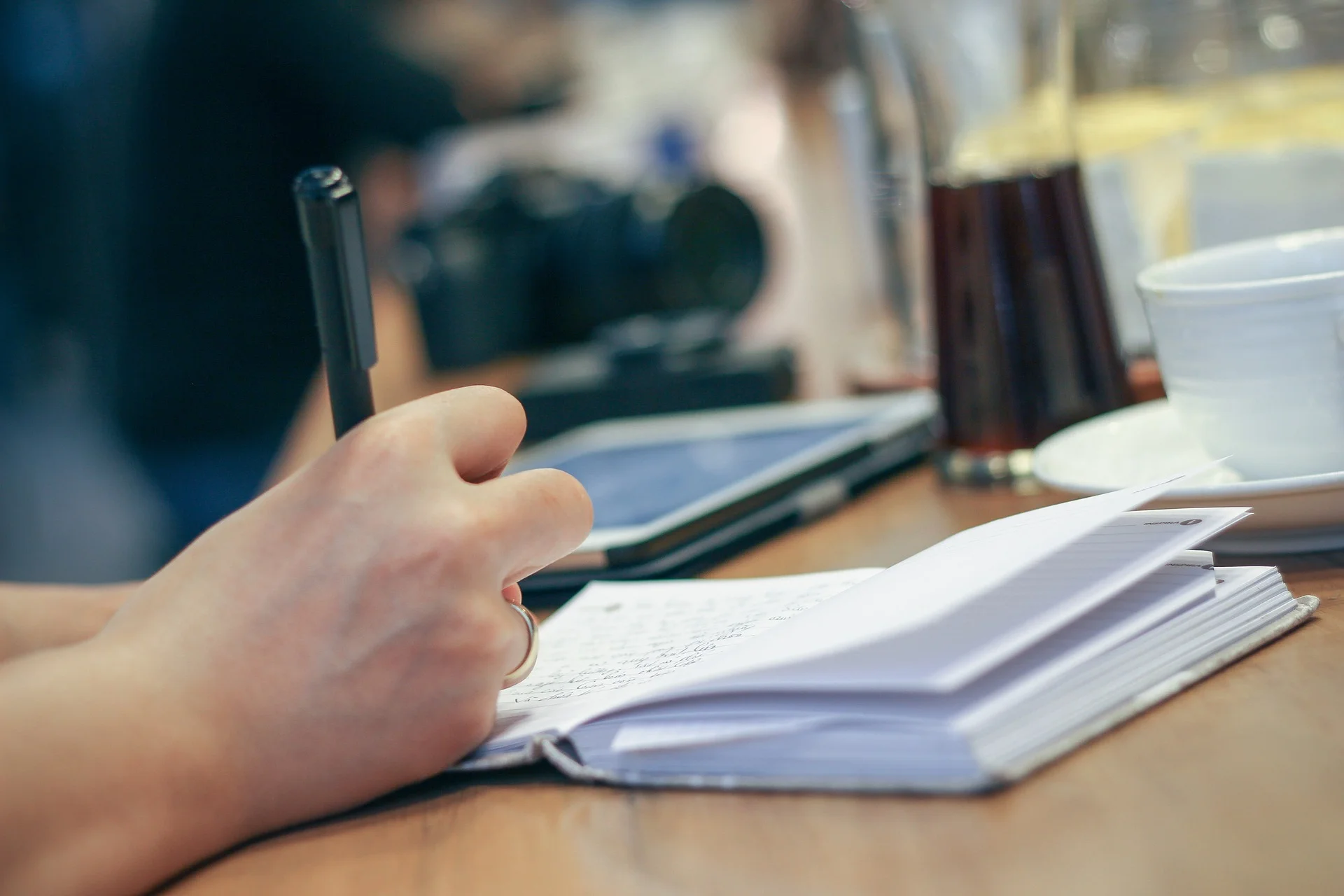 La rareza de escribir