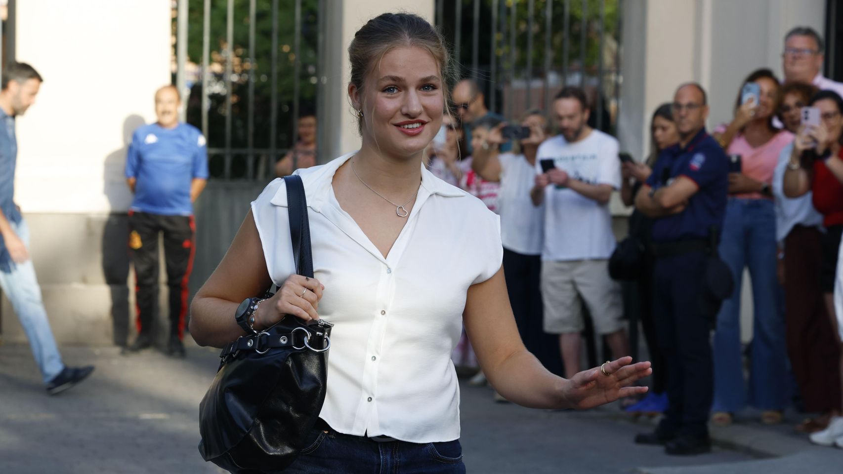 La princesa Leonor, en su primer día de universidad: un look sencillo y gran revuelo entre alumnos y medios