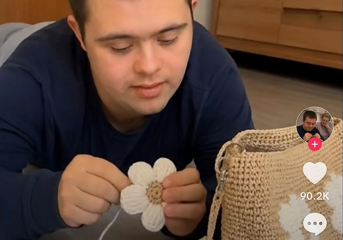 Denuncian a una web que usa a un joven con síndrome de Down generado con IA para intentar vender bolsos