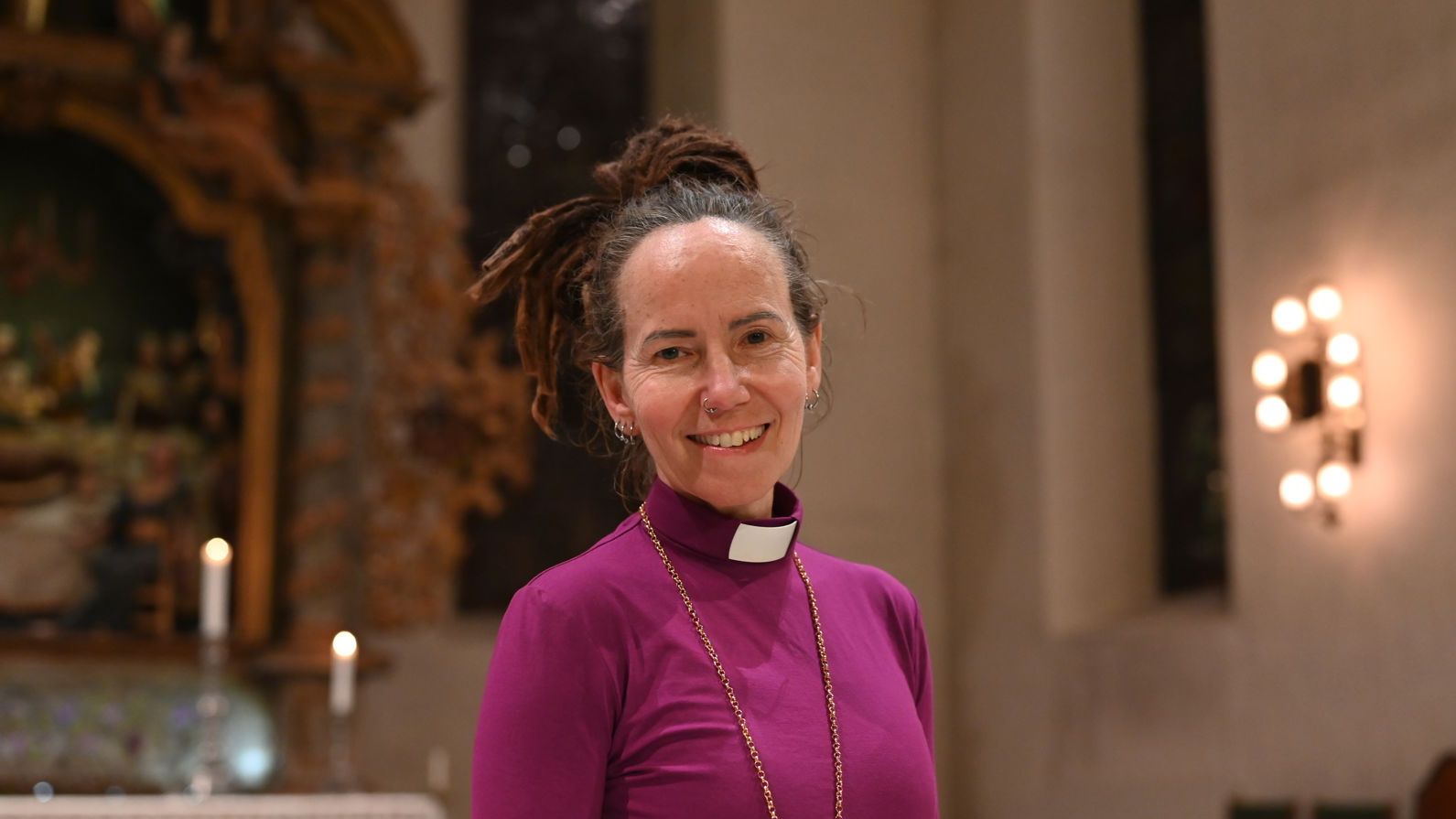 Sunniva Gylver, la obispa más atípica de Noruega: de llevar las rastas y el yoga a la Iglesia a guiar el funeral de Harald V